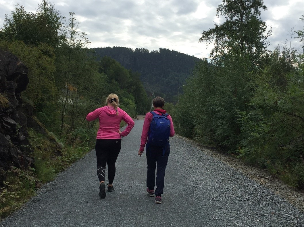Dr Kirsti Anthun interviewing a jogger on the path (Photo: Matluba Khan)